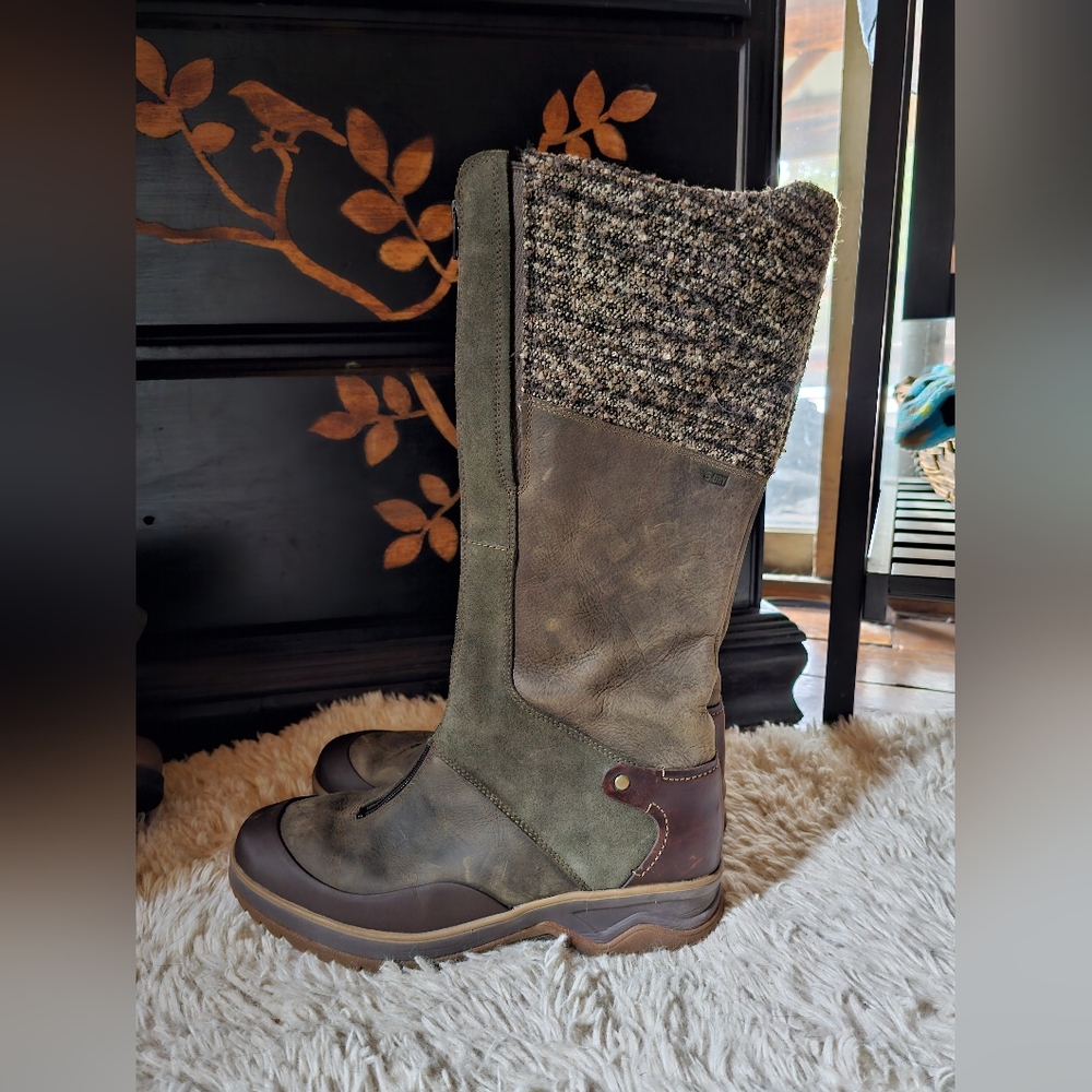 Size 10.5 Merrell Leather boots.